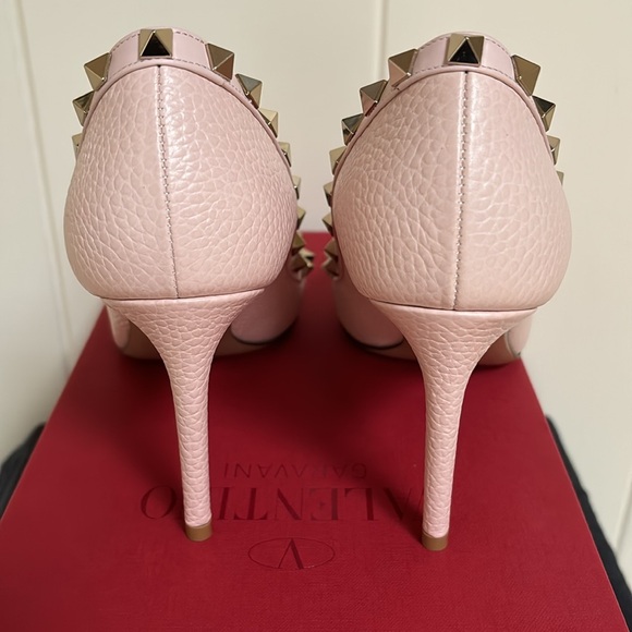 Never worn Valentino pebbled calfskin rockstud pumps. - Picture 2 of 6